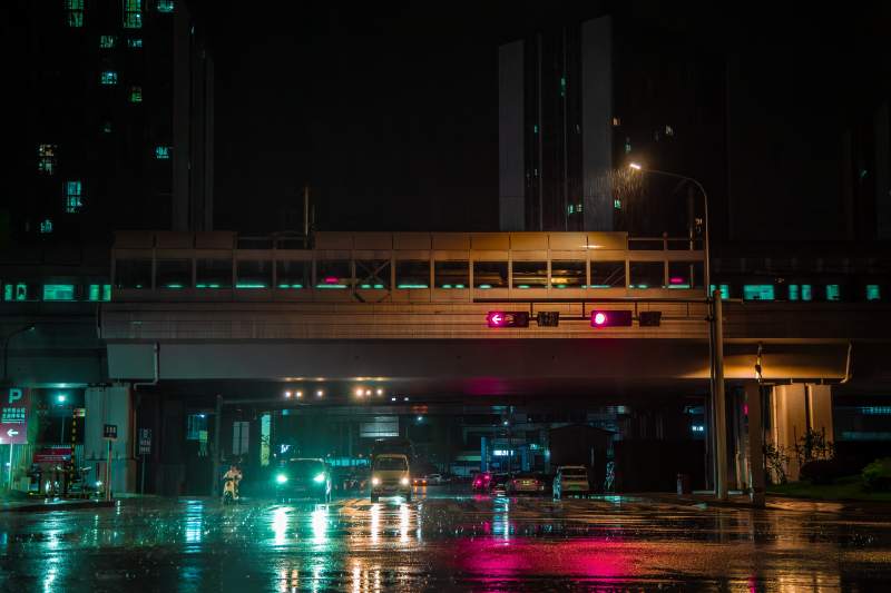 雨夜都市光影图片