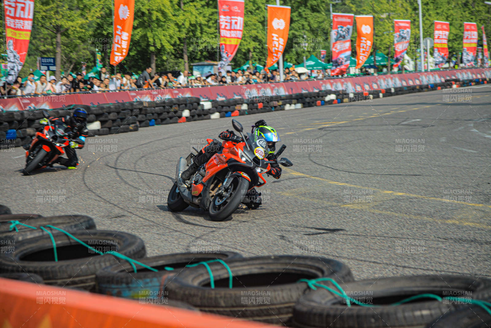 摩托车赛激烈竞速图片