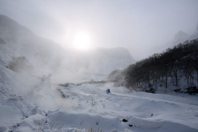 长白山北坡雪谷晨雾图片
