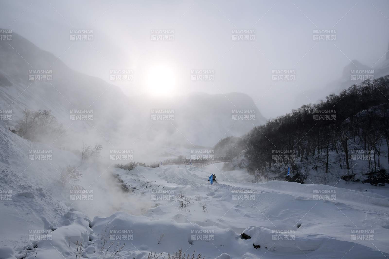长白山北坡雪谷晨雾图片