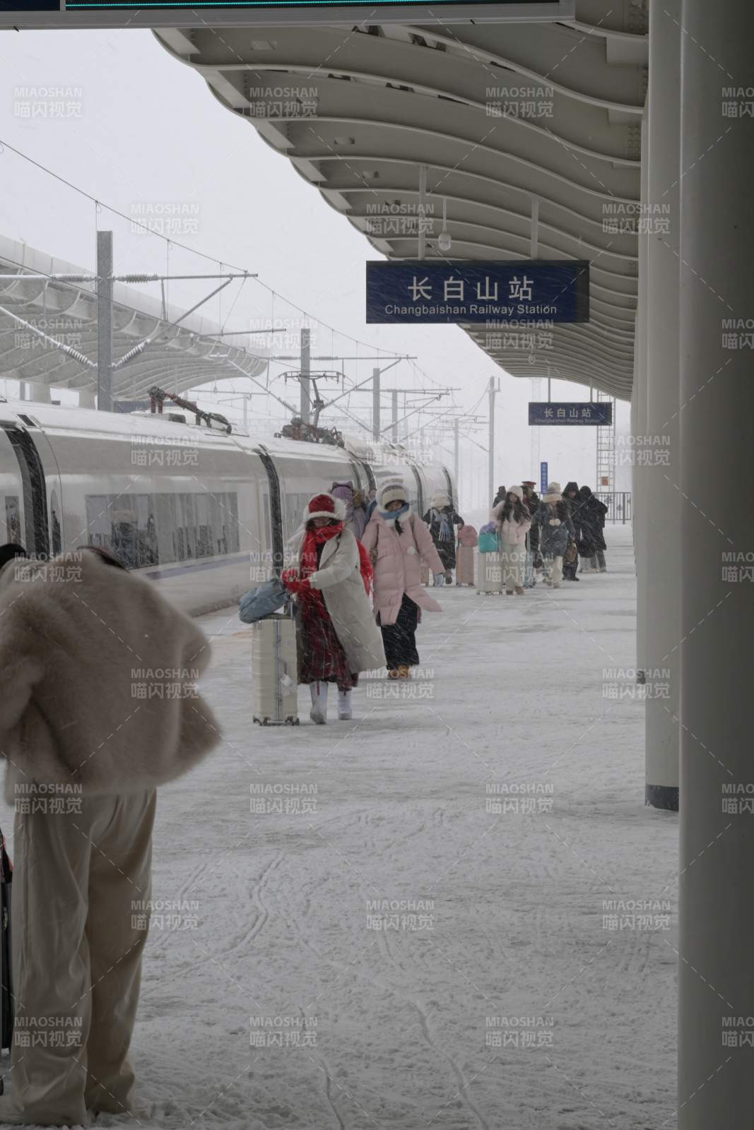 春运下的长白山站雪中候车图片