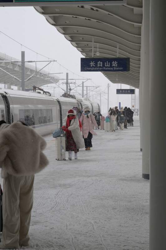 春运下的长白山站雪中候车图片