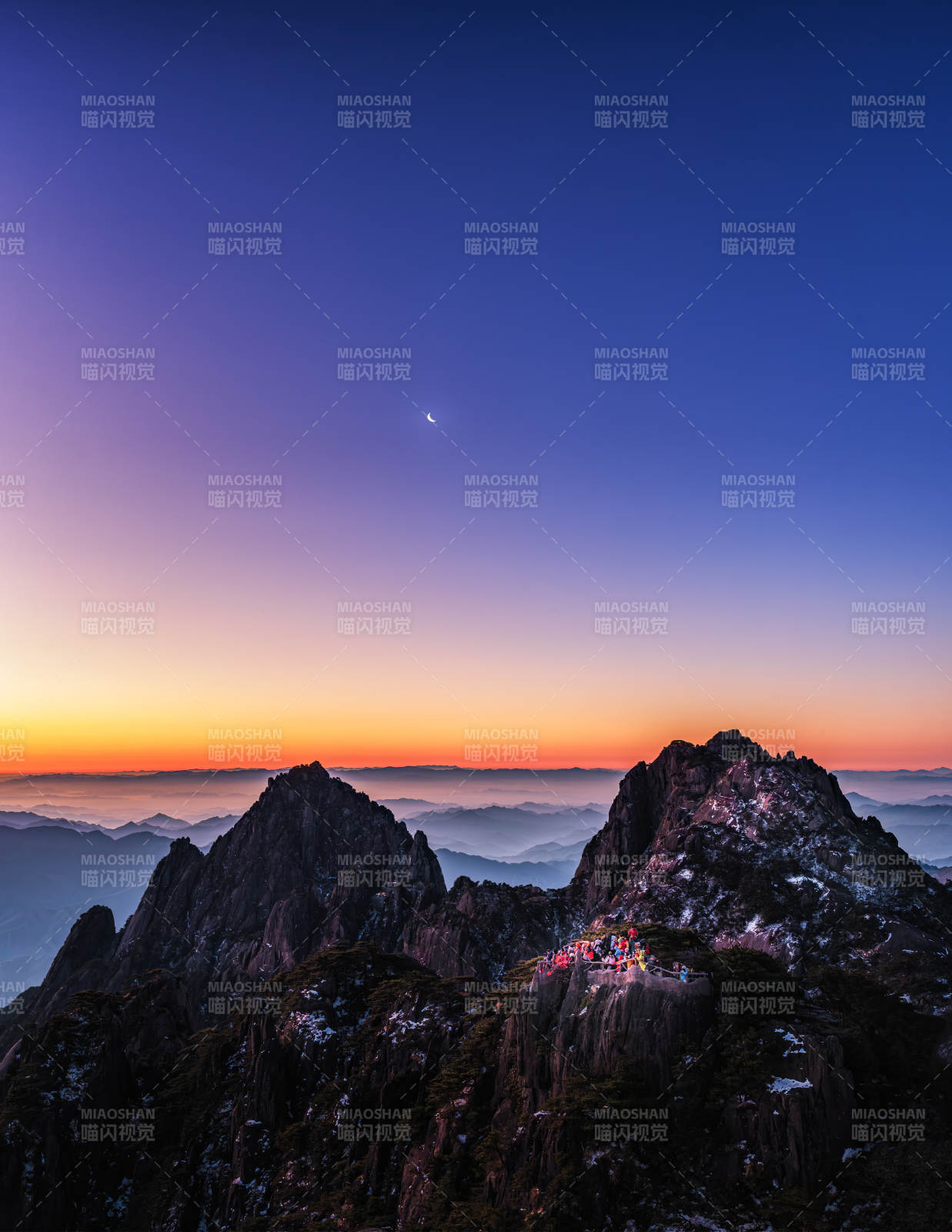 山巅月升 霞光映天  黄山图片