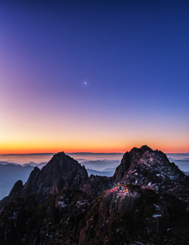 山巅月升 霞光映天  黄山图片