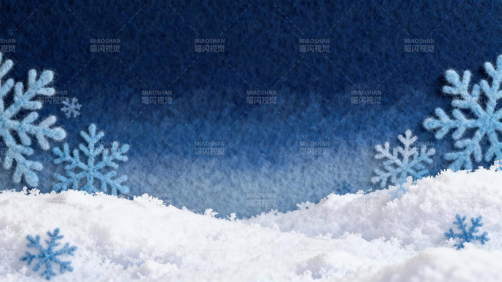蓝色渐变背景下的雪花与雪堆图片