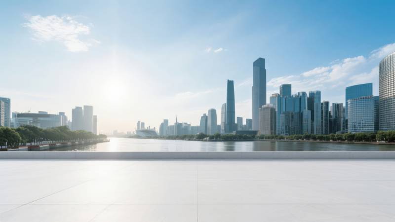 城市天际线与河流风光图片