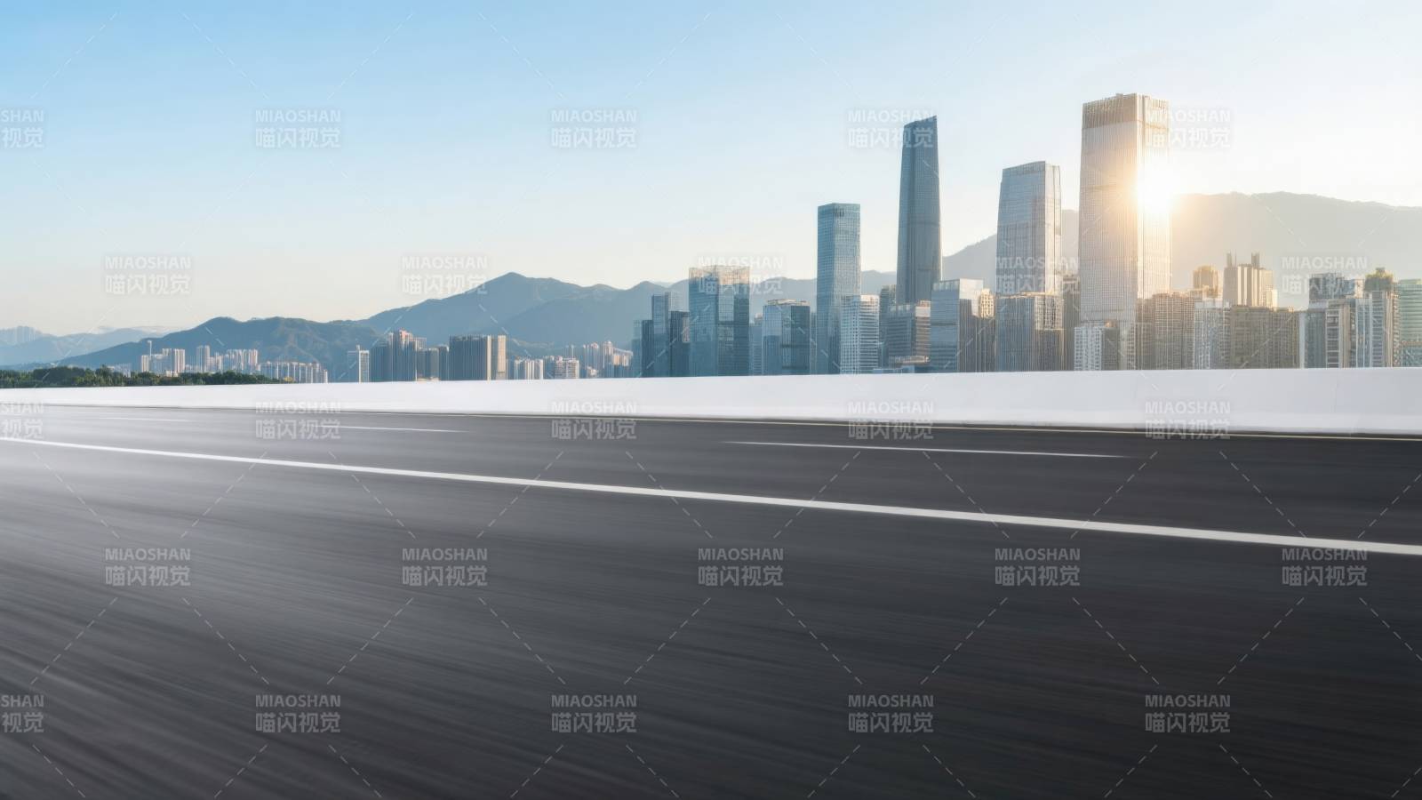 城市天际线与高速公路图片