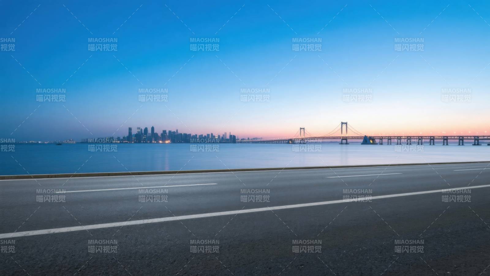 城市天际线与跨海大桥图片