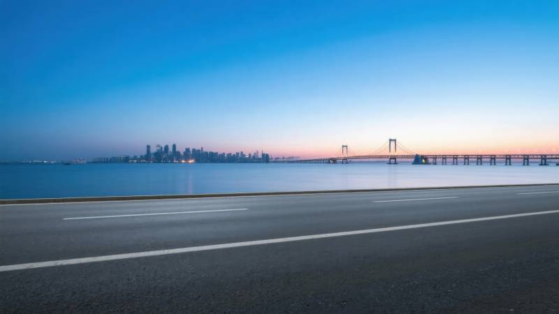 城市天际线与跨海大桥图片