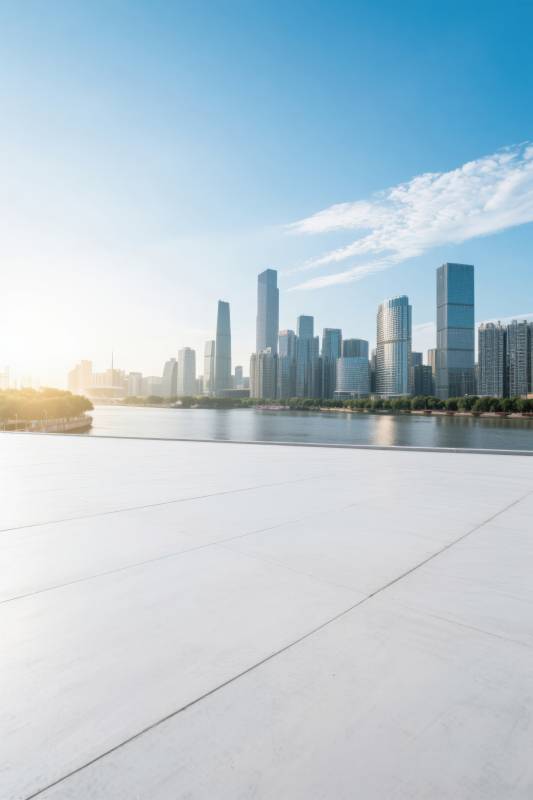 城市天际线与河流风光图片