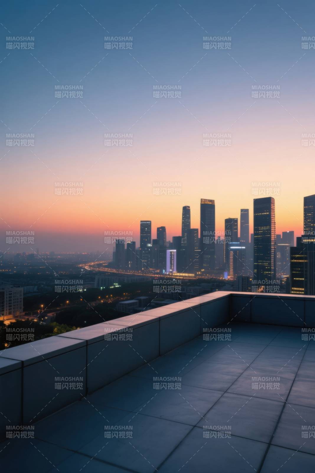 城市天际线日落景观图片