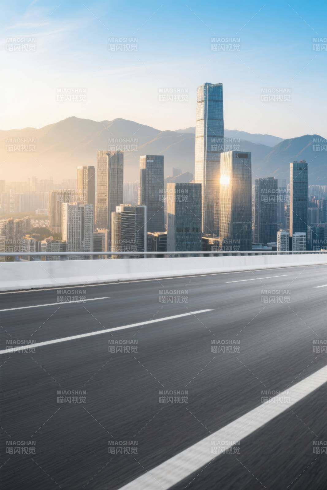 城市天际线与高速公路图片