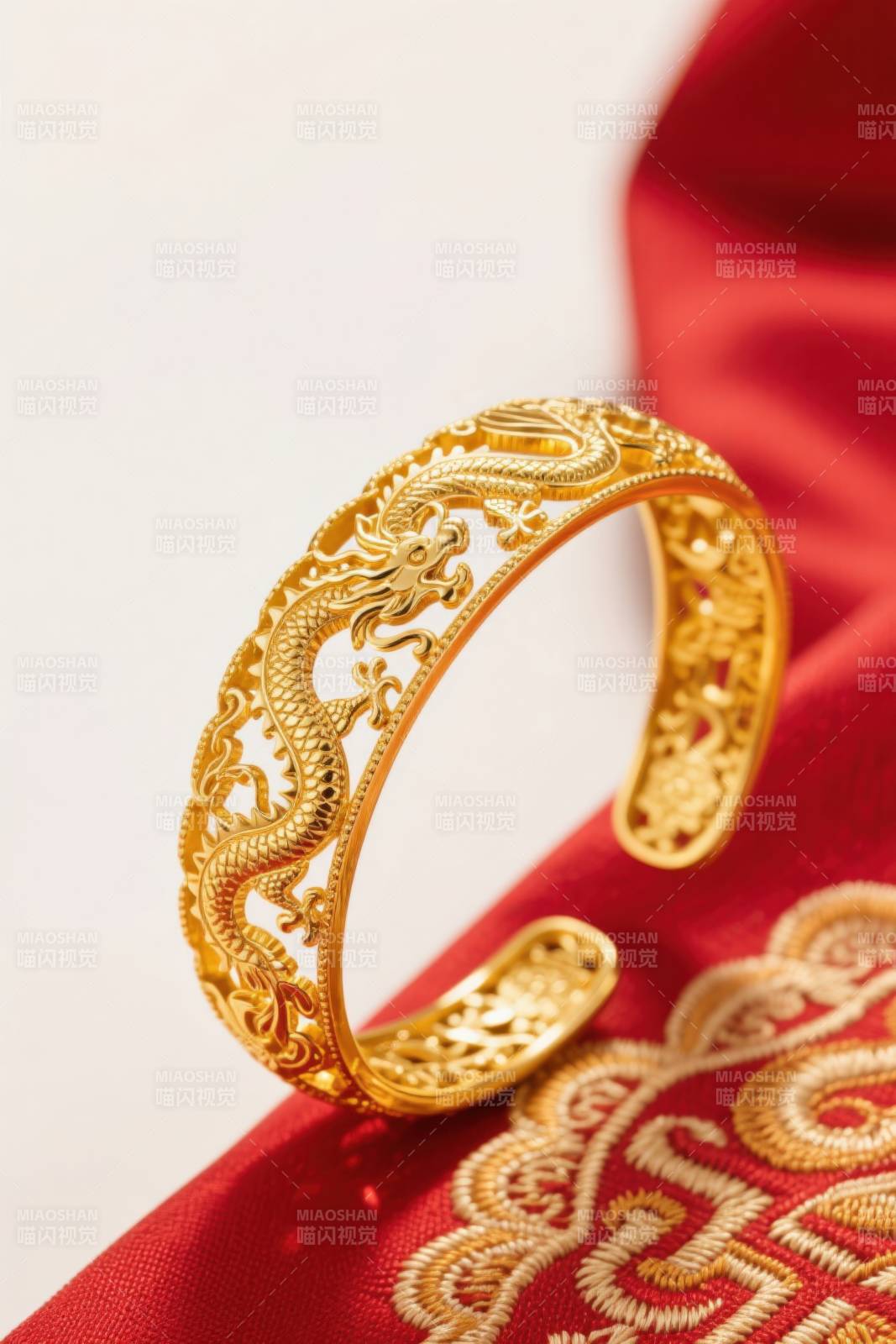 金色龙纹手镯传统饰品图片
