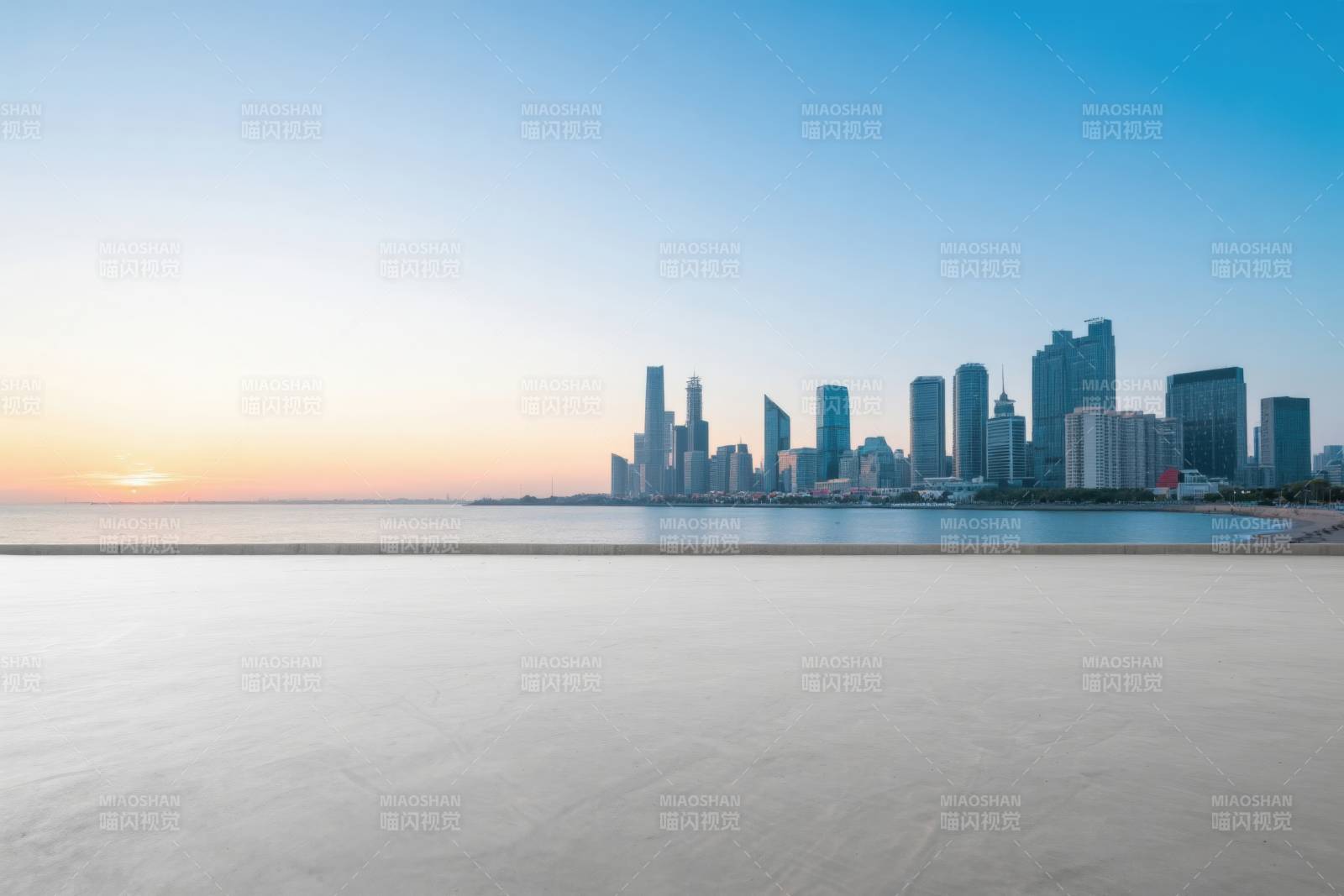 城市天际线日出海景图片