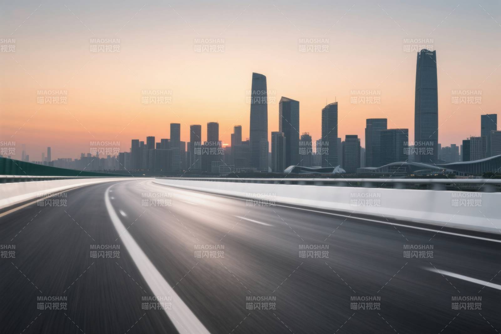 城市天际线与高速公路图片