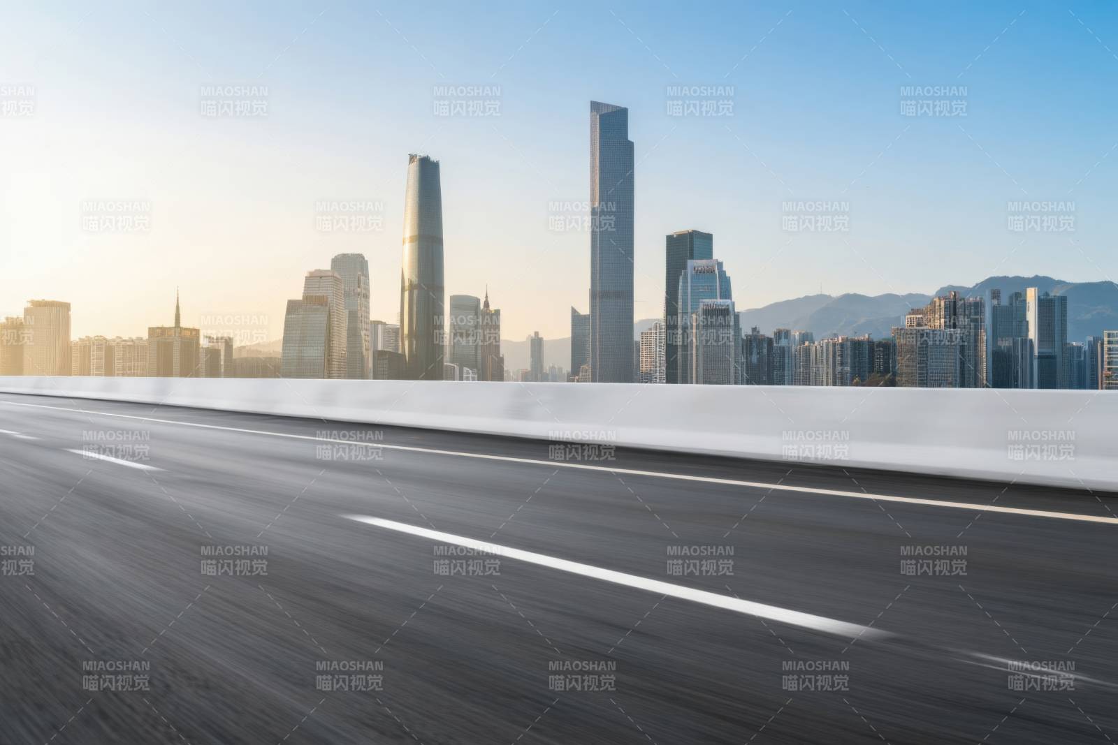 城市天际线与高架桥图片