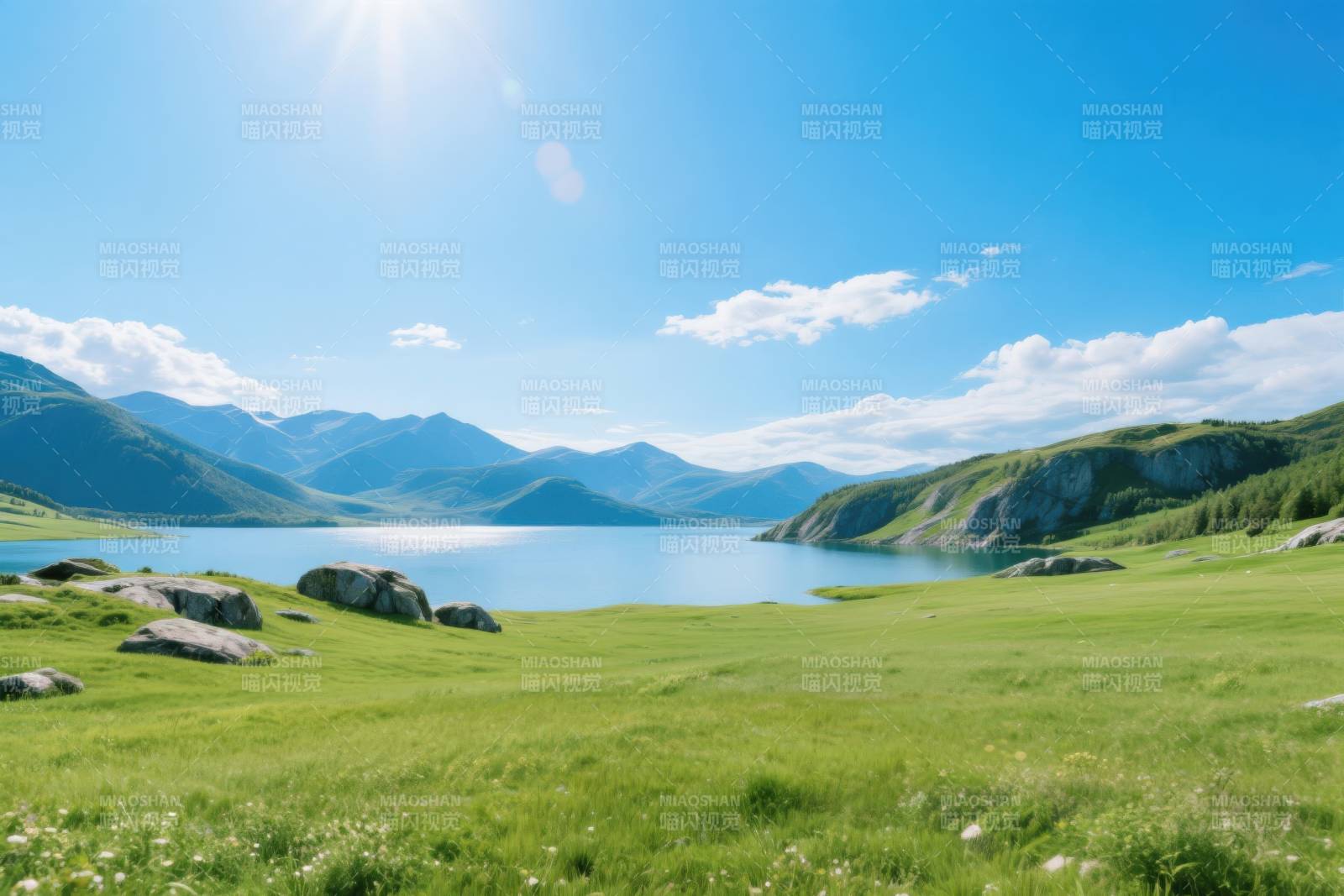 阳光下的湖泊与青山图片