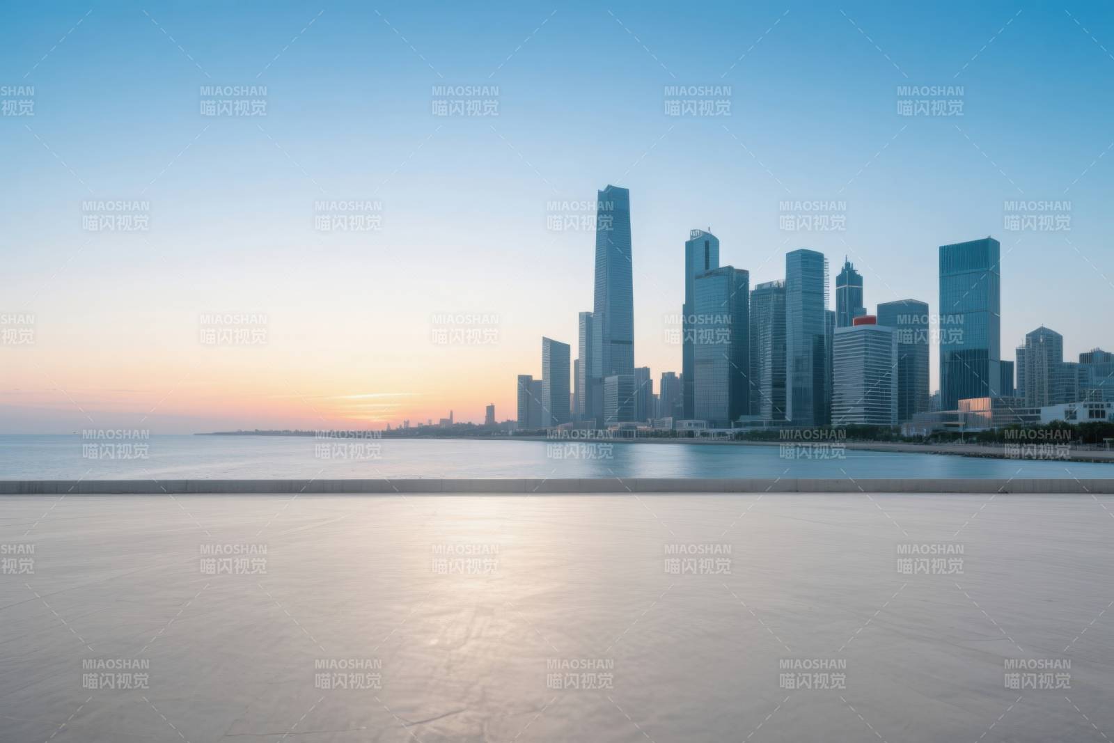 城市天际线日出海景图片