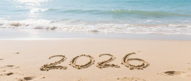 沙滩上的2026年字样图片