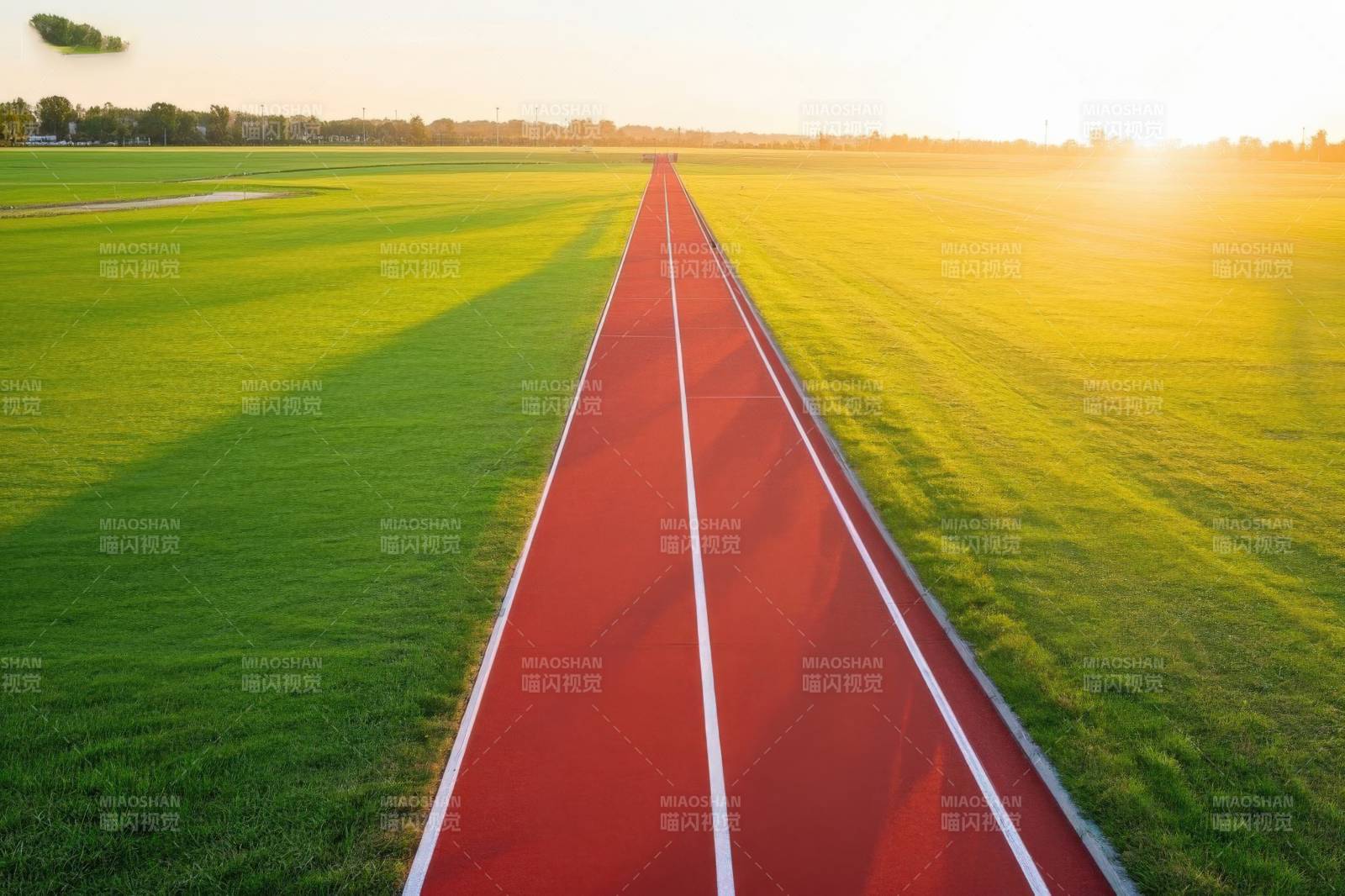 红色跑道延伸向远方图片