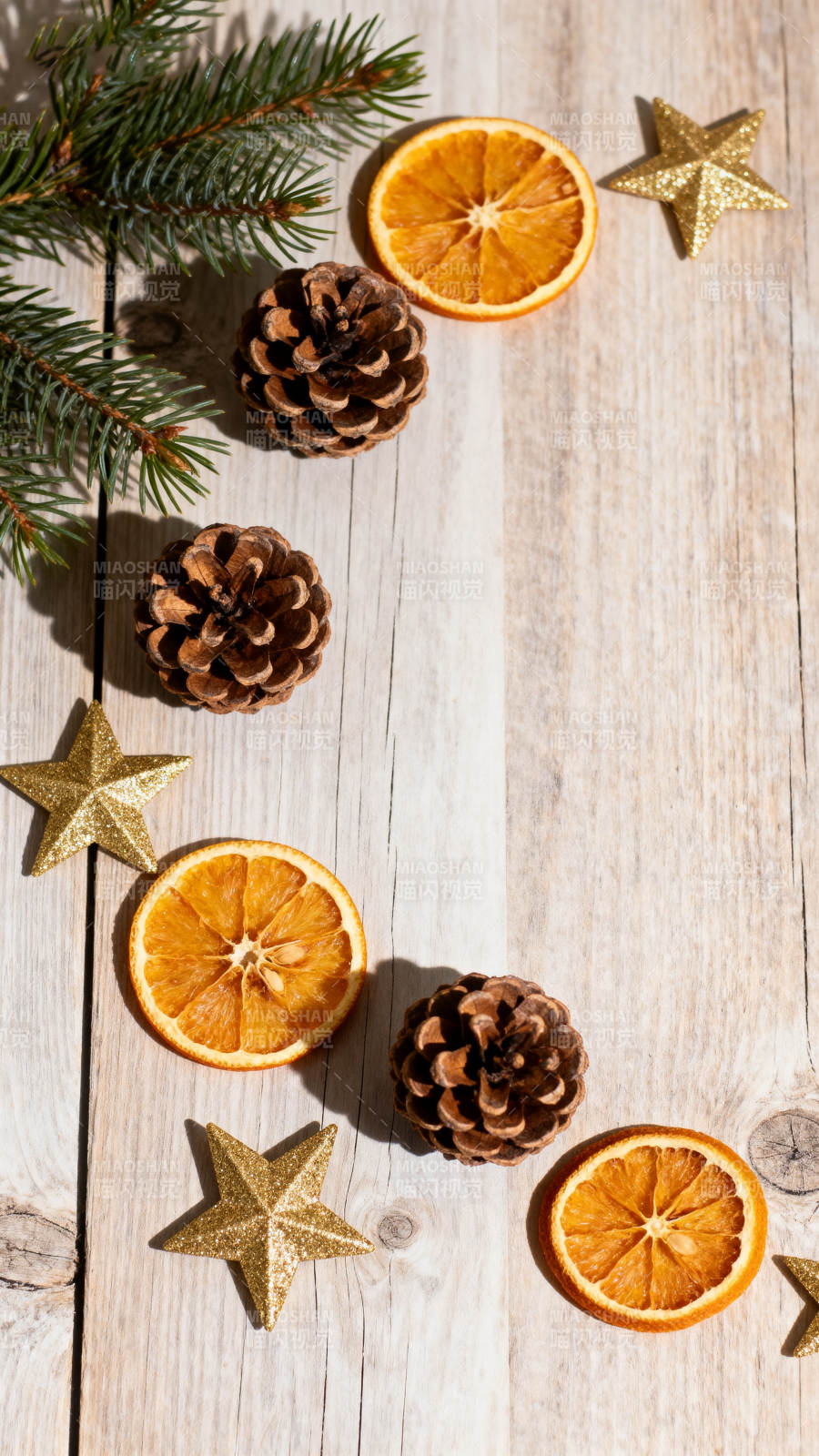 圣诞装饰松果与干橙片图片