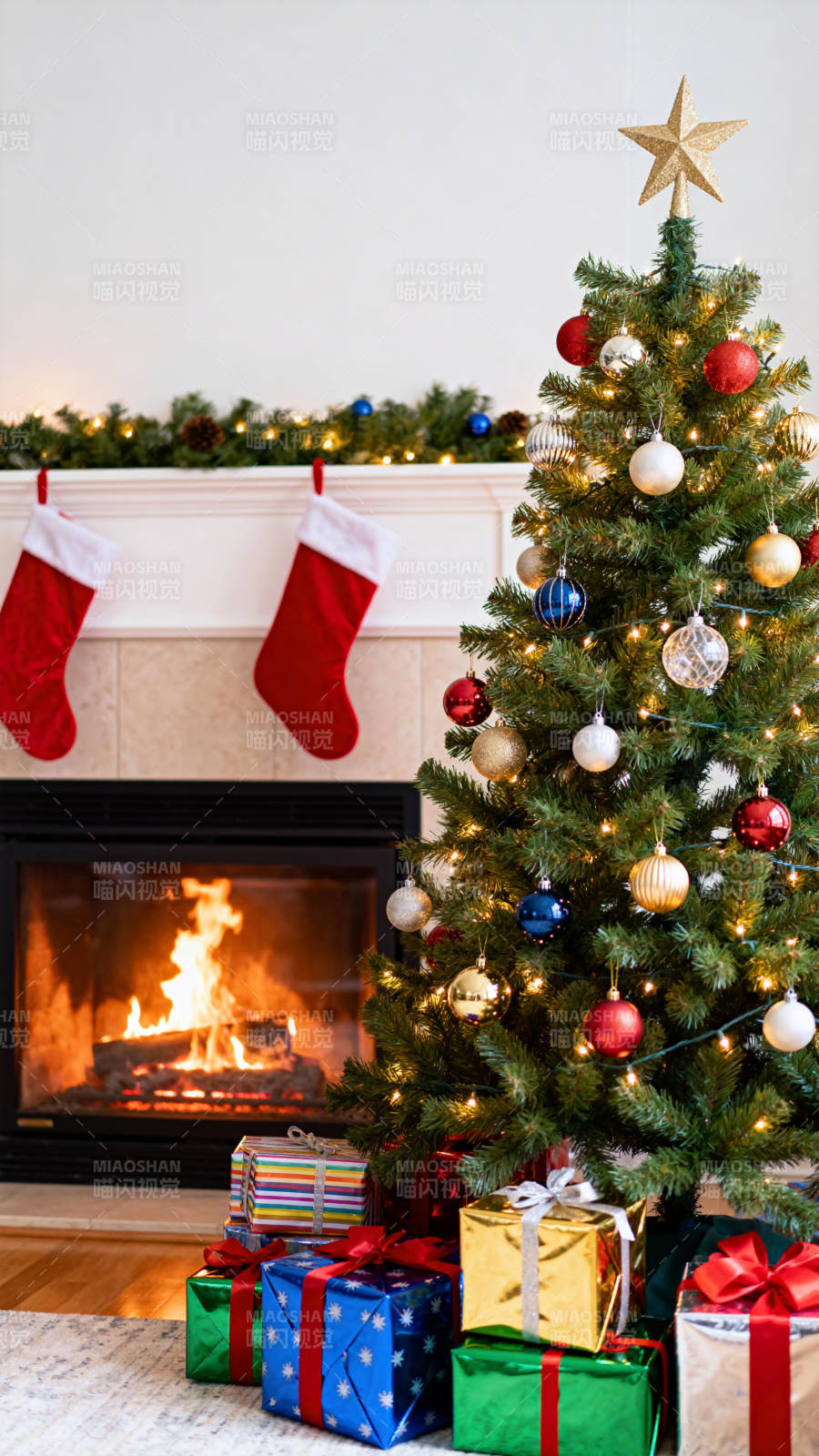 圣诞树与礼物的节日氛围图片