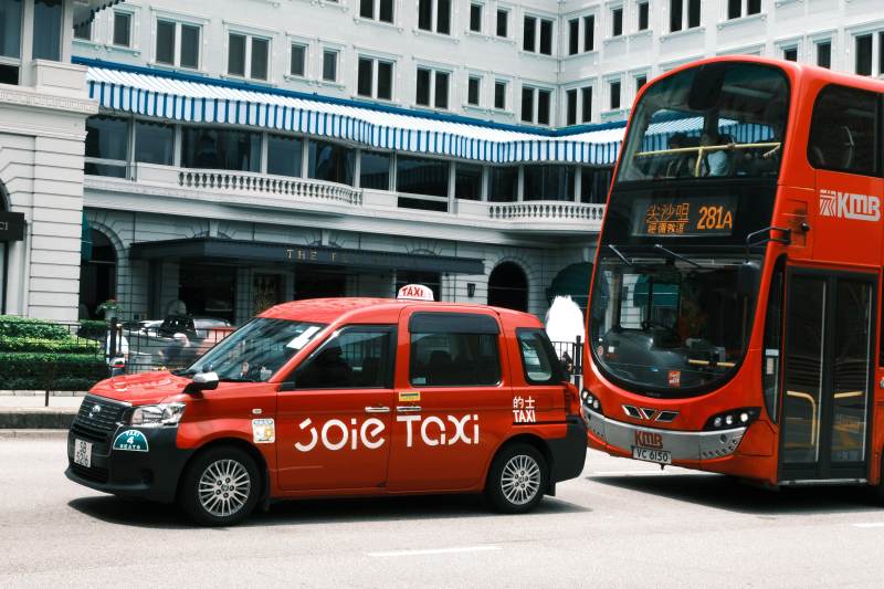 红色出租车与双层巴士图片