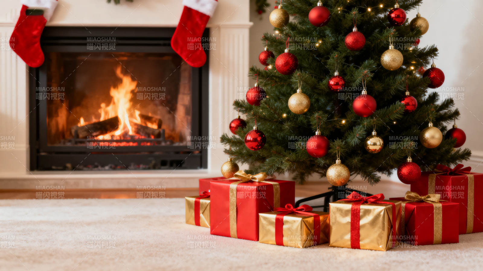 圣诞树与礼物的节日氛围图片