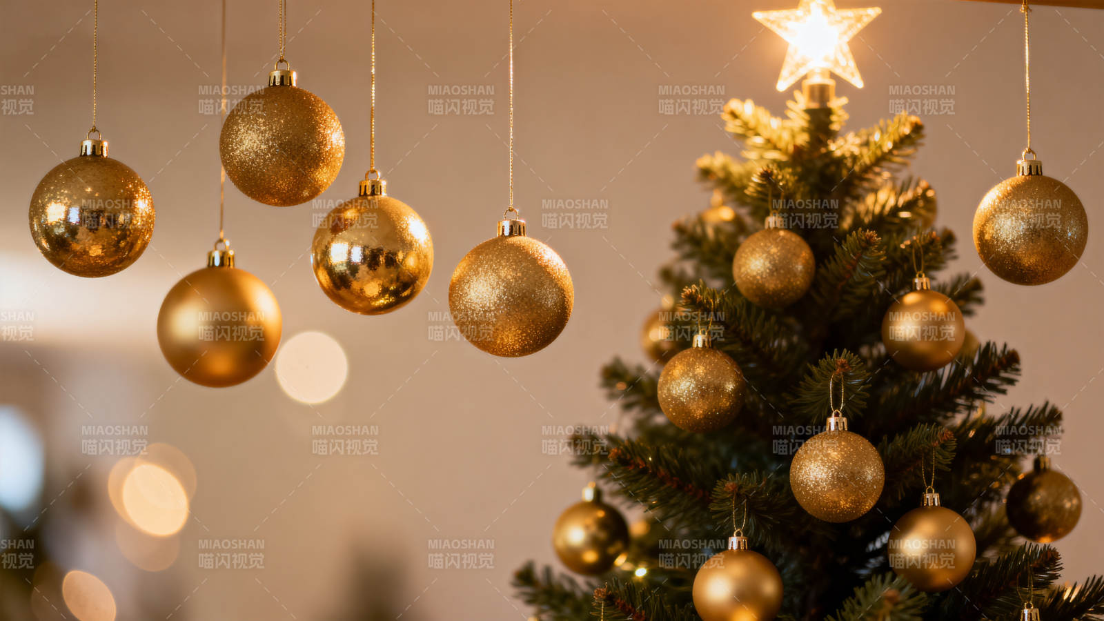 金色圣诞球装饰圣诞树图片