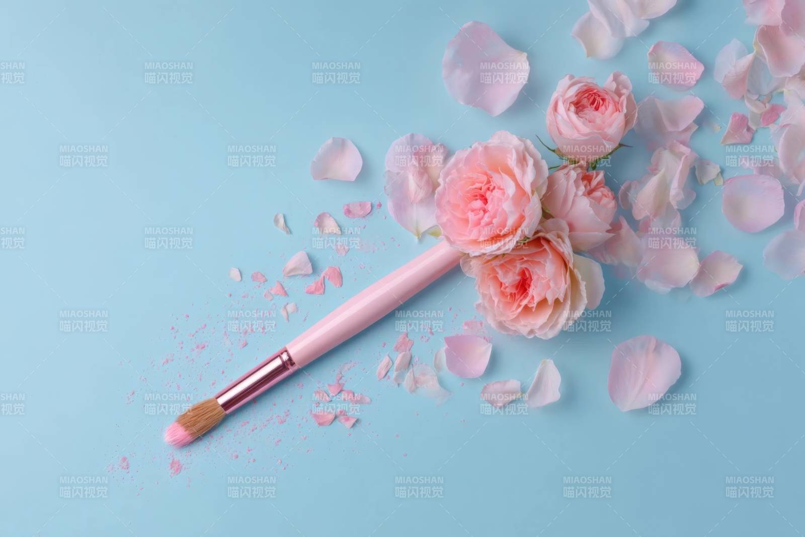粉色玫瑰与化妆刷的浪漫组合图片