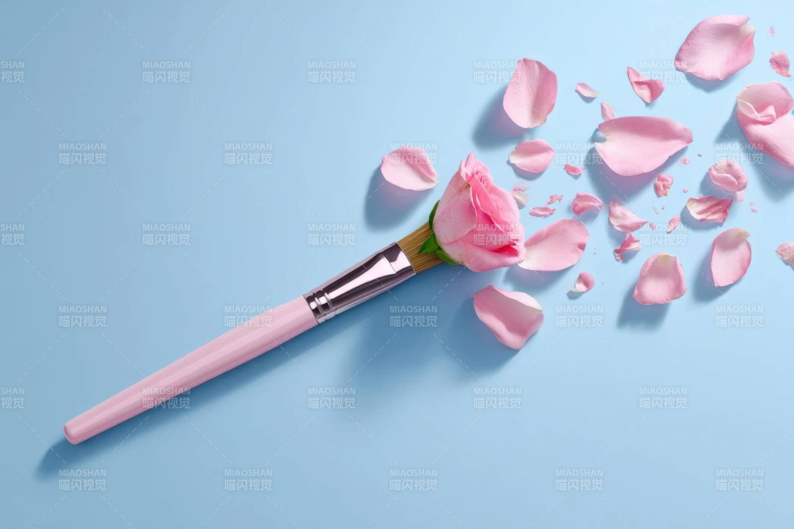 化妆刷与玫瑰花的浪漫组合图片