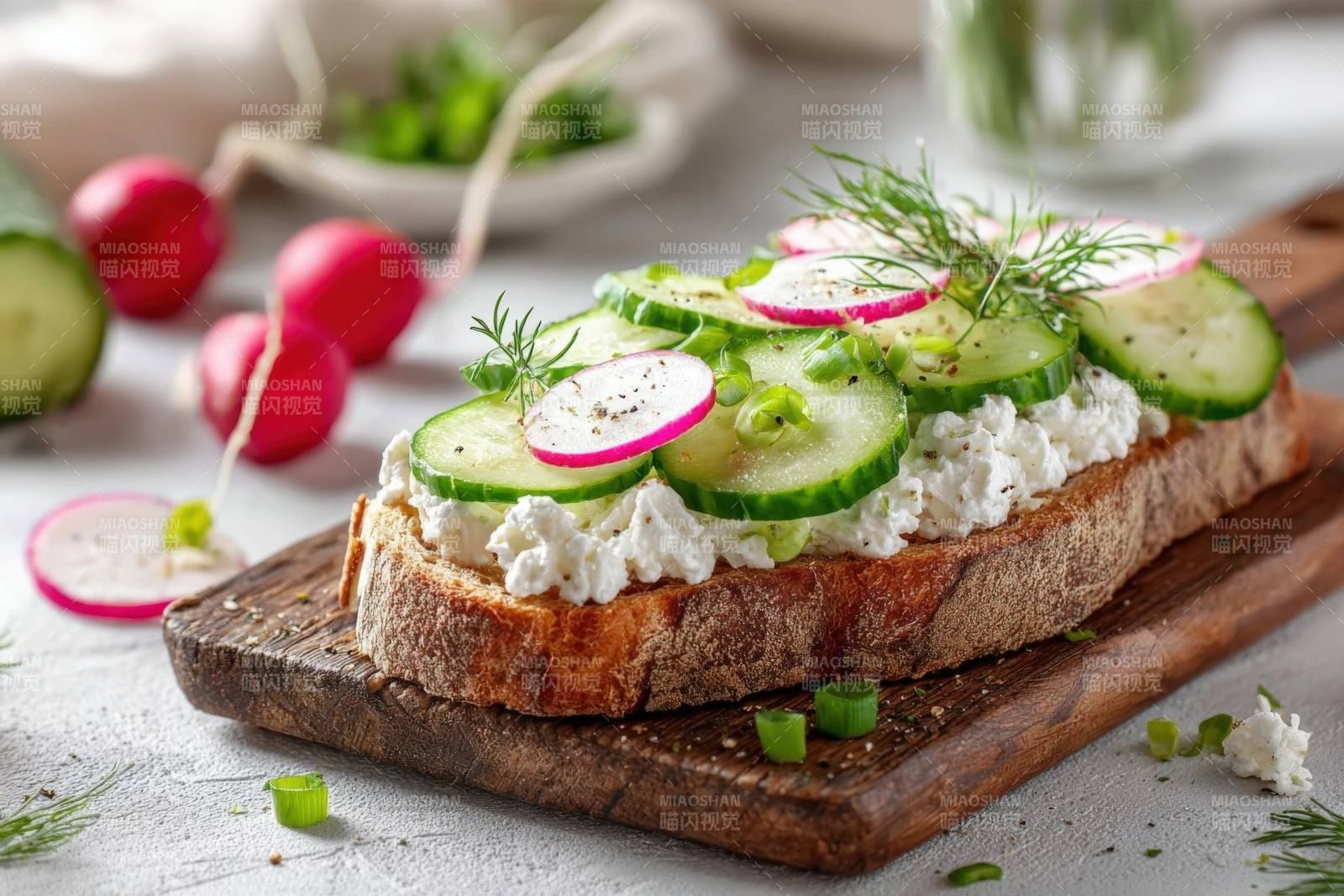 健康蔬菜奶酪开放式三明治图片