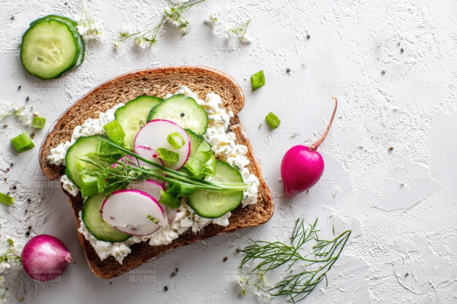 健康蔬菜三明治早餐图片