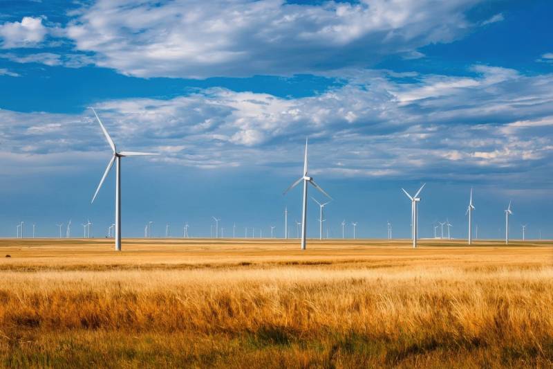 风力发电场蓝天白云图片