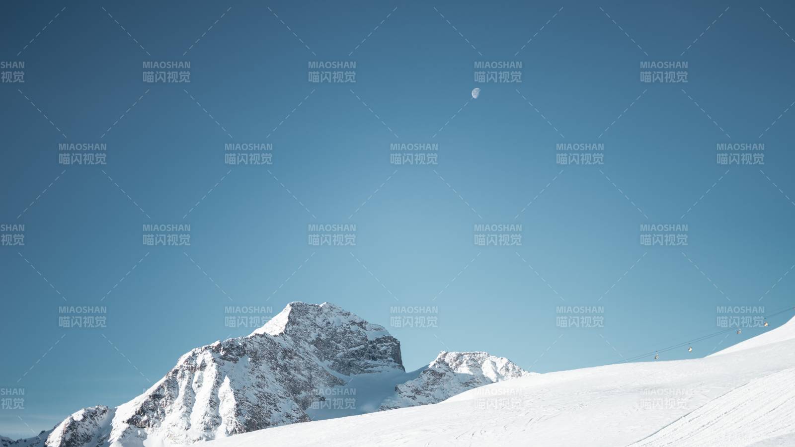 雪山之巅月影图片