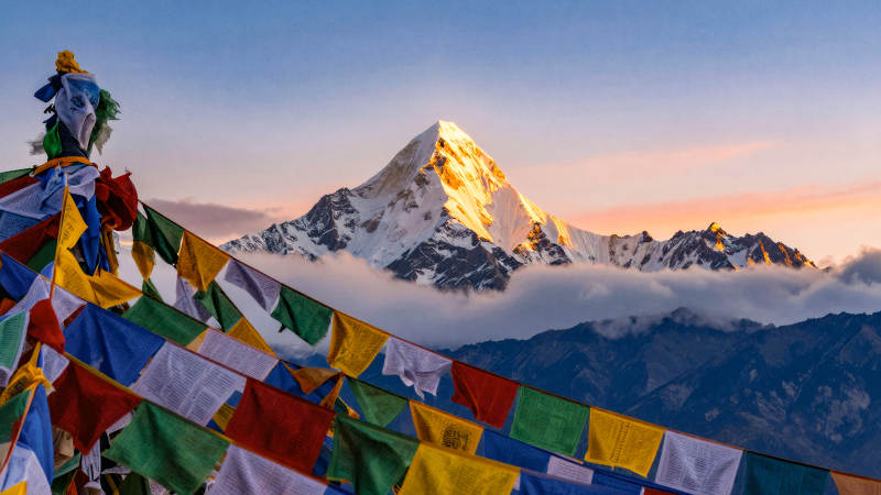 雪山彩旗迎晨曦图片