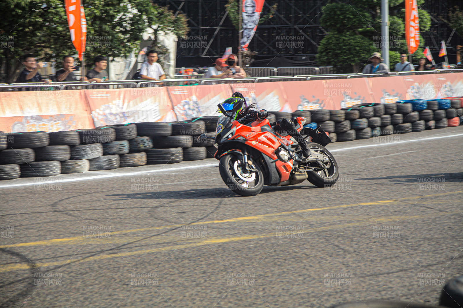 赛车手疾驰赛道图片