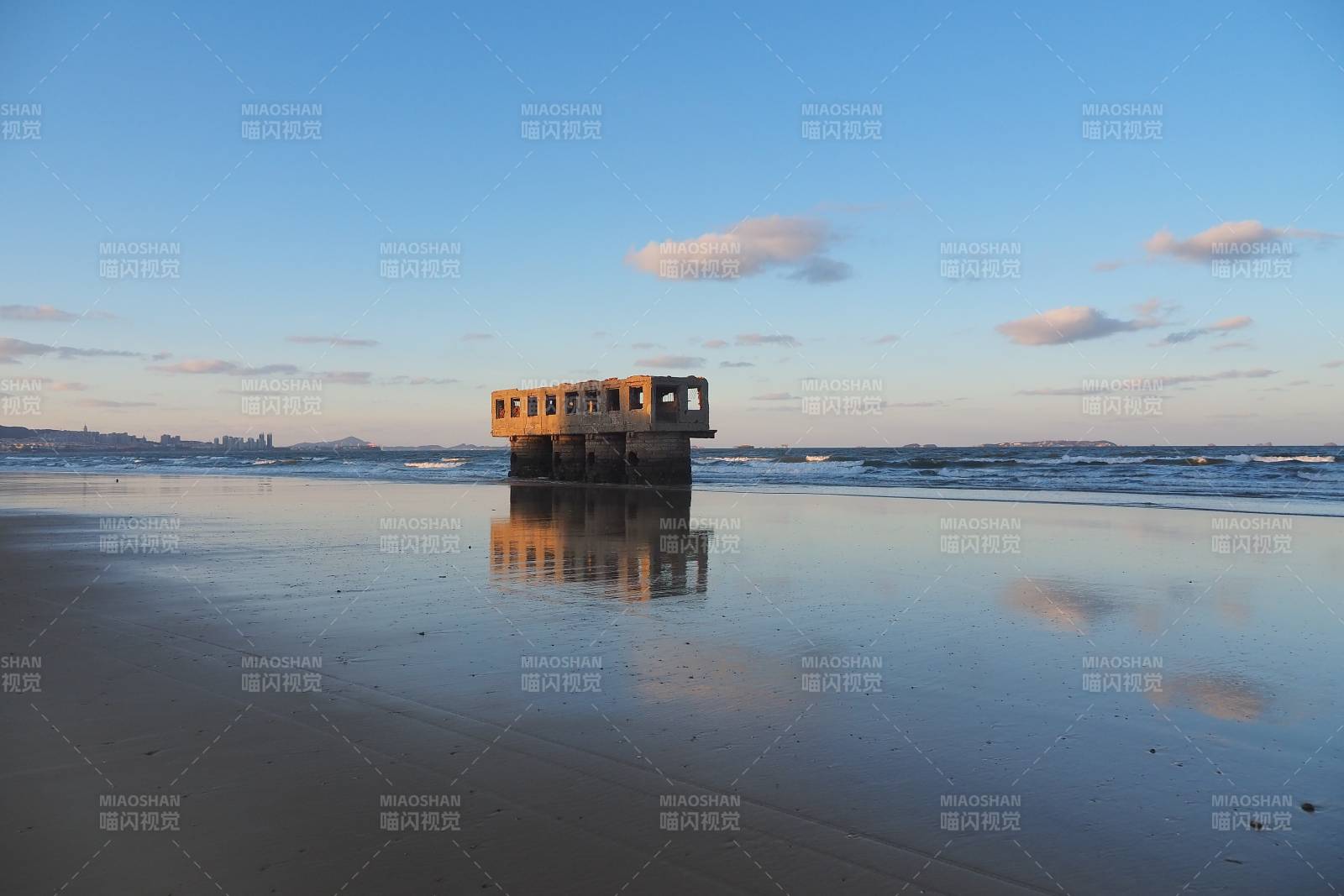 海滩上的废弃建筑图片