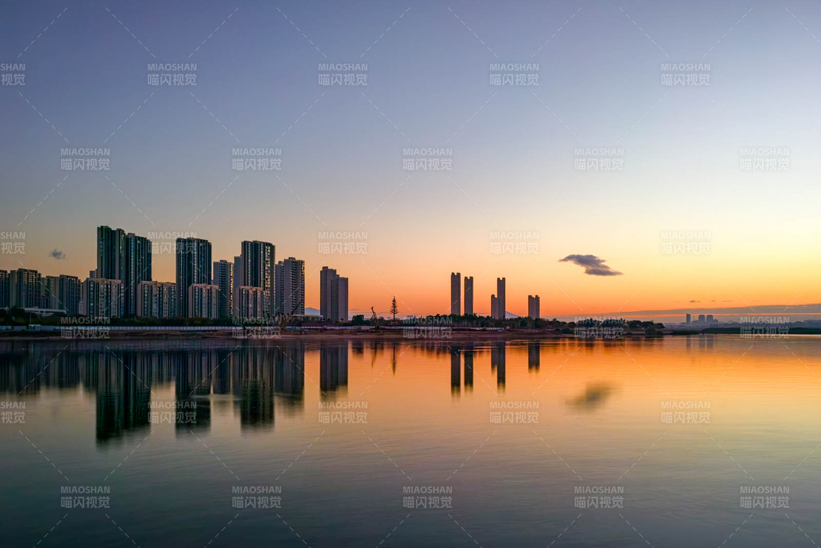 厦门城市日出倒影图片