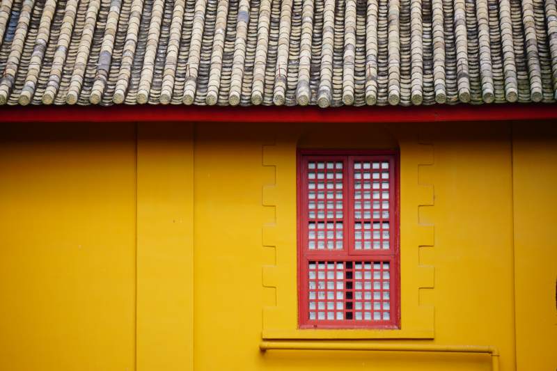 黄墙红窗古屋图片