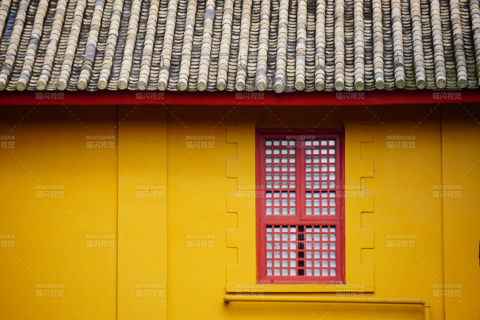 黄墙红窗古屋图片