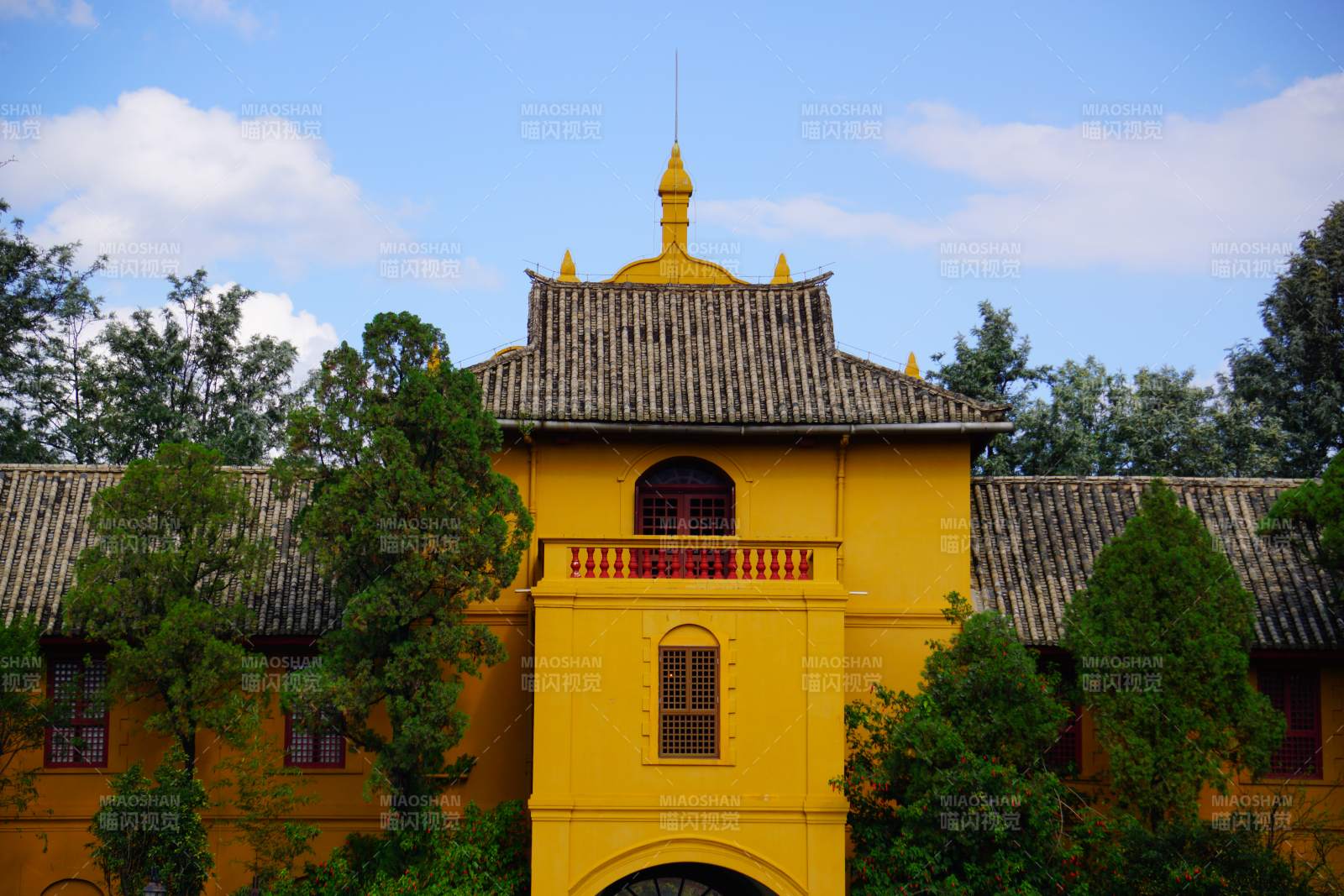 黄墙古寺映蓝天图片