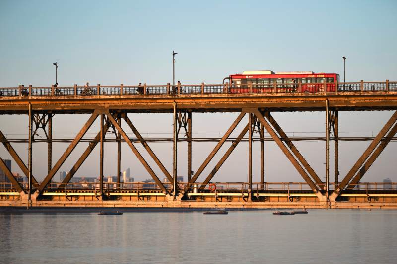 桥上电车穿行图片