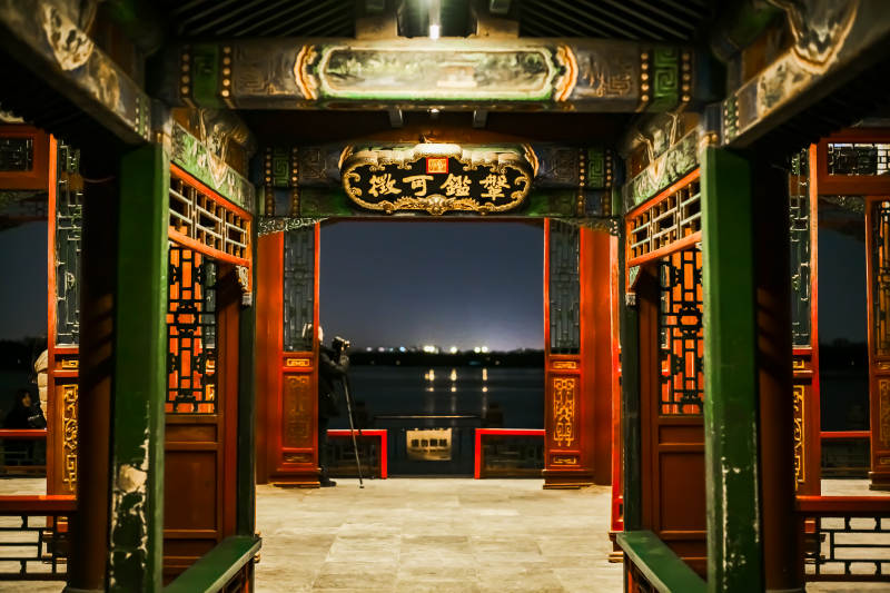 颐和园长廊夜色中的古亭门廊图片
