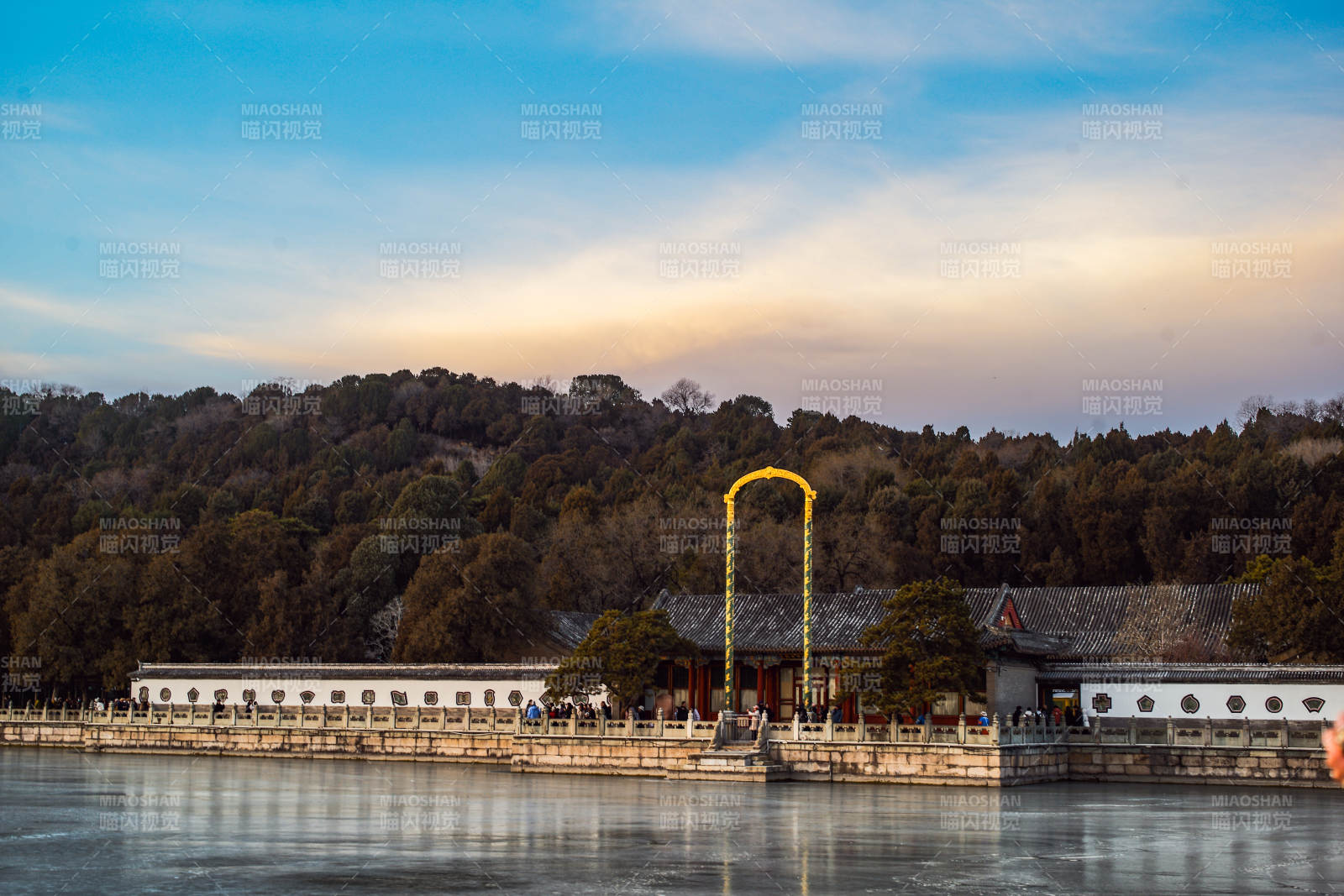 颐和园昆明湖湖畔古建筑风光图片