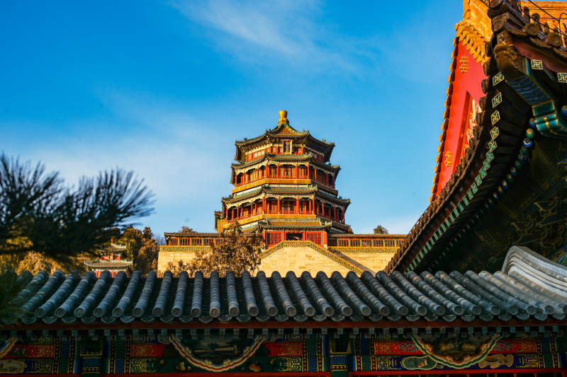 颐和园佛香阁古塔映蓝天图片