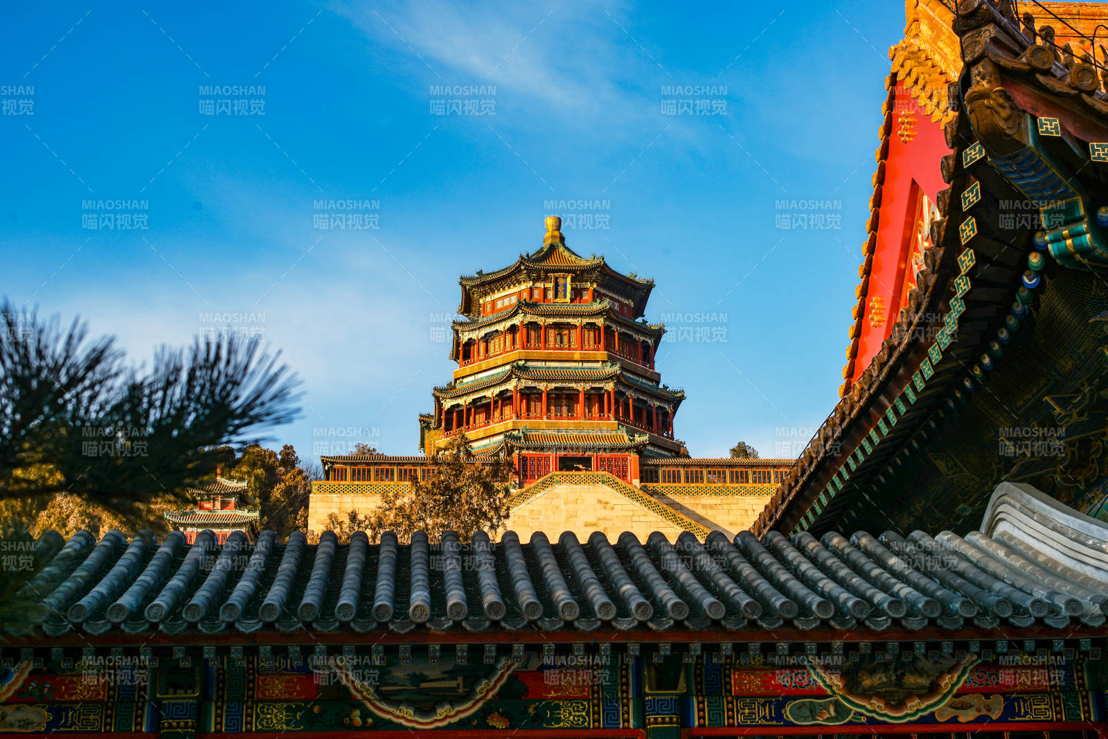 颐和园佛香阁古塔映蓝天图片