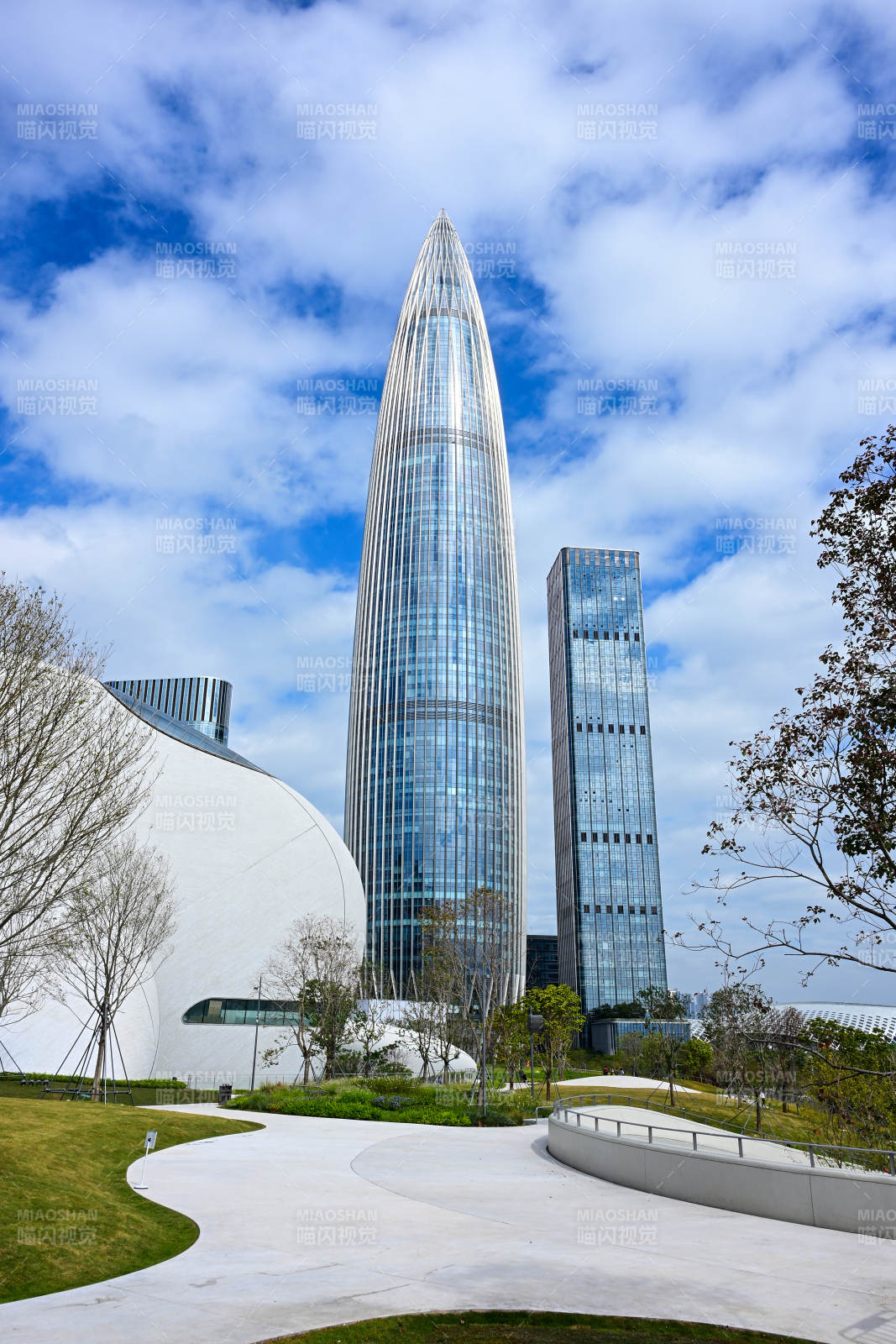 蓝天白云下的深圳现代建筑春笋大厦城市风光图片