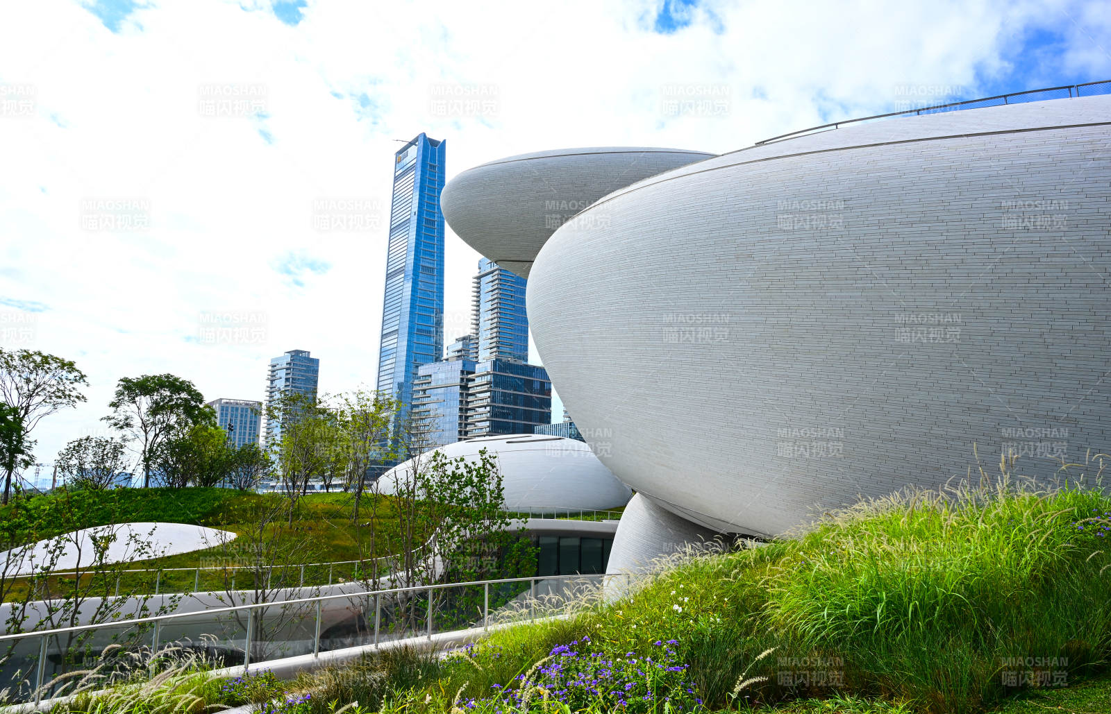 深圳文化广场蓝天白云下的现代艺术建筑景观图片