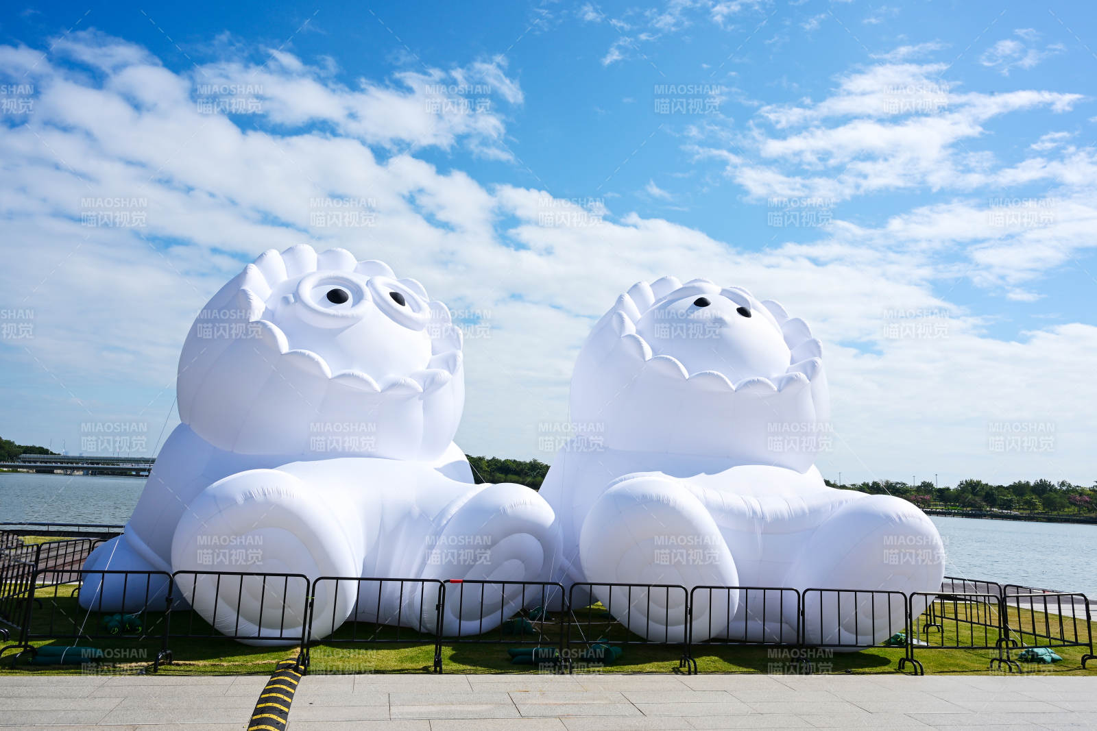 蓝天下的海边巨型白色卡通充气雕塑艺术装置图片